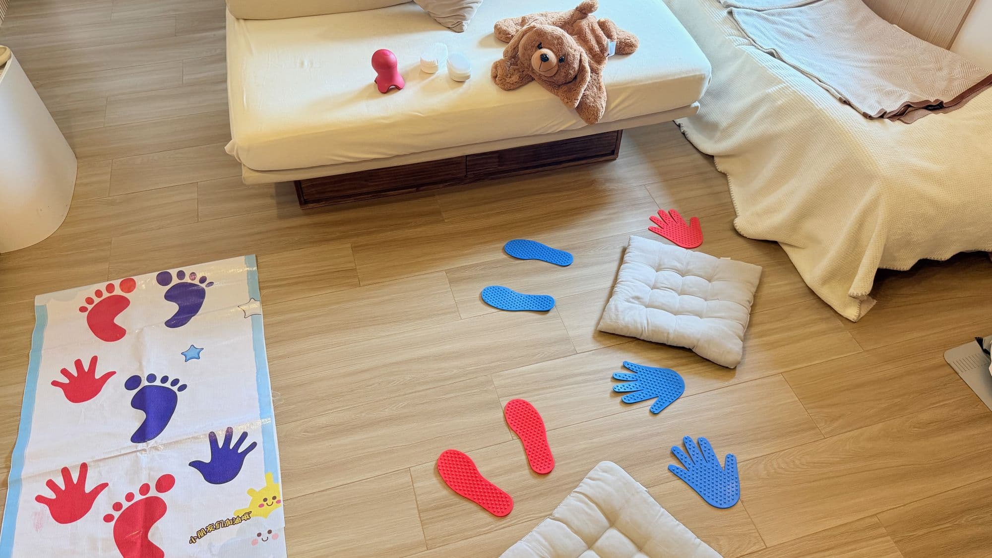 蓓兒家庭發展 — 香港上門兒童職業治療客廳設置,包括感統足印墊、感覺手腳墊和兒童安撫玩偶